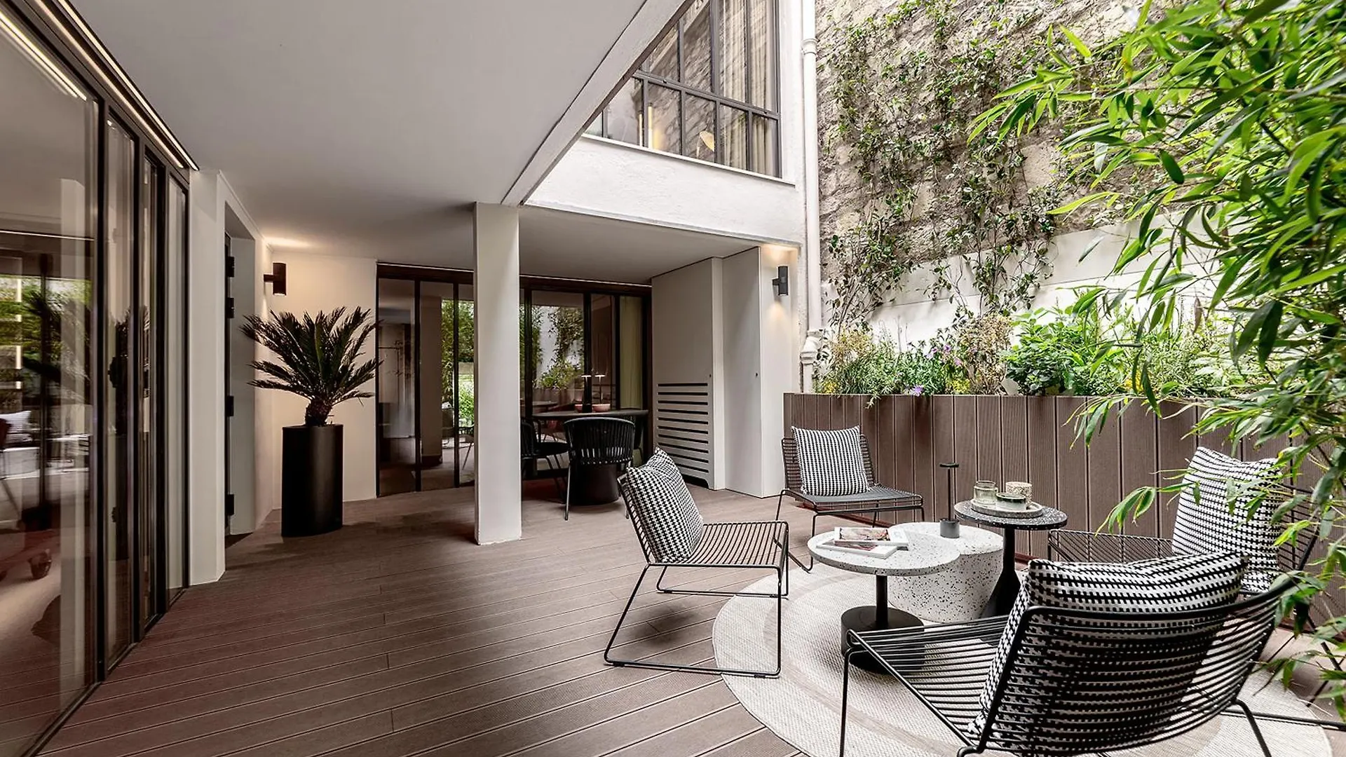 Apartment Luxury In Old Marais, 3 Bedroom Patio, Sauna, Fitness Room, Ac