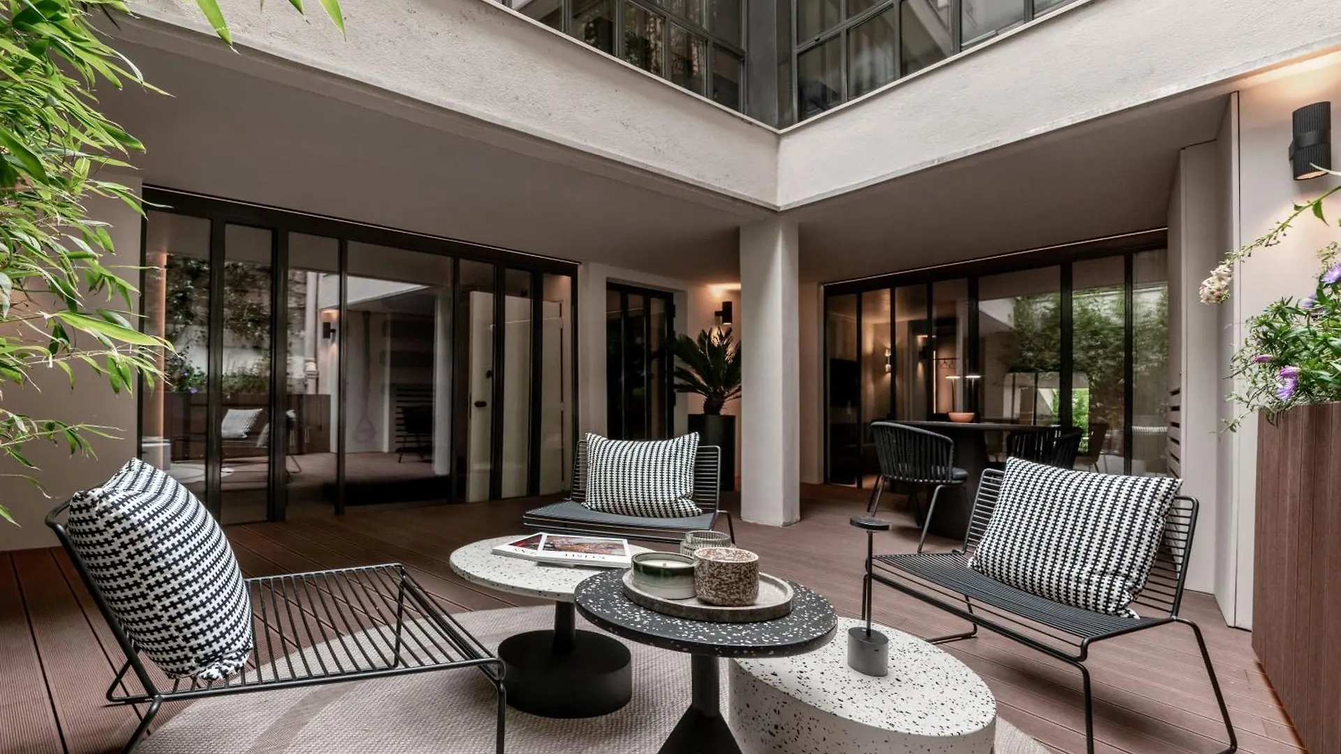 Apartment Luxury In Old Marais, 3 Bedroom Patio, Sauna, Fitness Room, Ac